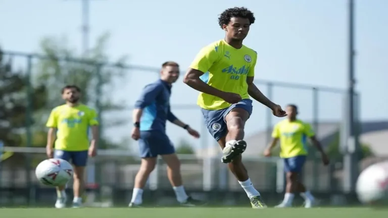 Oscar Bobb con la equipación del Manchester City, pretendido por el Sevilla FC, Fulham y Crystal Palace en el mercado de invierno.