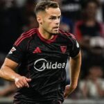 Ramón Martínez, defensor central del Sevilla FC con el uniforme alternativo de los hispalenses