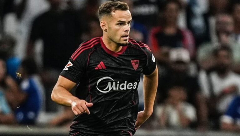 Ramón Martínez, defensor central del Sevilla FC con el uniforme alternativo de los hispalenses