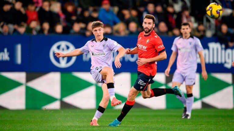 Osasuna y Athletic jugando en El Sadar. El sábado volverán a verse las caras en Pamplona.