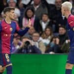 Gavi y Dani Olmo conversan durante un partido del Barcelona. Los dos estarán ausentes en el regreso del equipo de Flick a la actividad