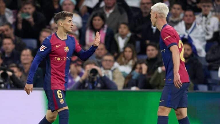 Gavi y Dani Olmo conversan durante un partido del Barcelona. Los dos estarán ausentes en el regreso del equipo de Flick a la actividad