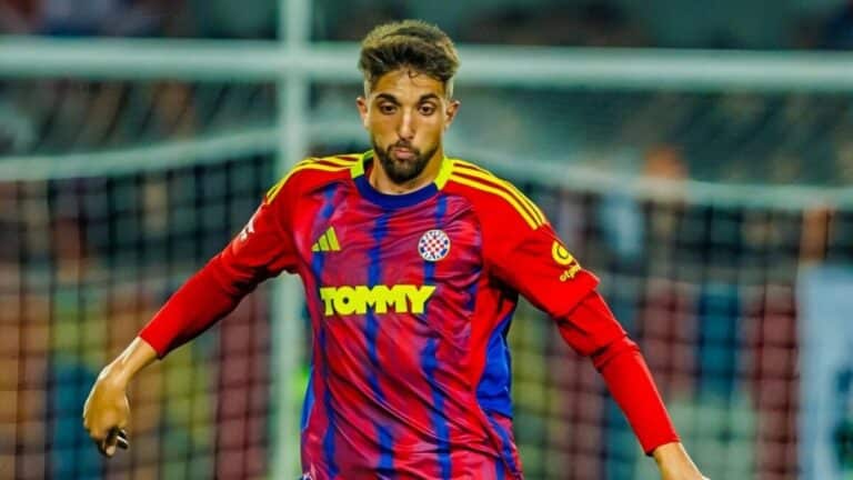 Edgar González jugando en el Hajduk Split. Sin continuidad en Croacia, regresará a Almería