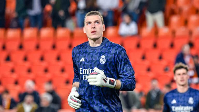 Andriy Lunin con guantes de portero durante un prepartido del Real Madrid, pretendido por el Villarreal para el mercado de invierno