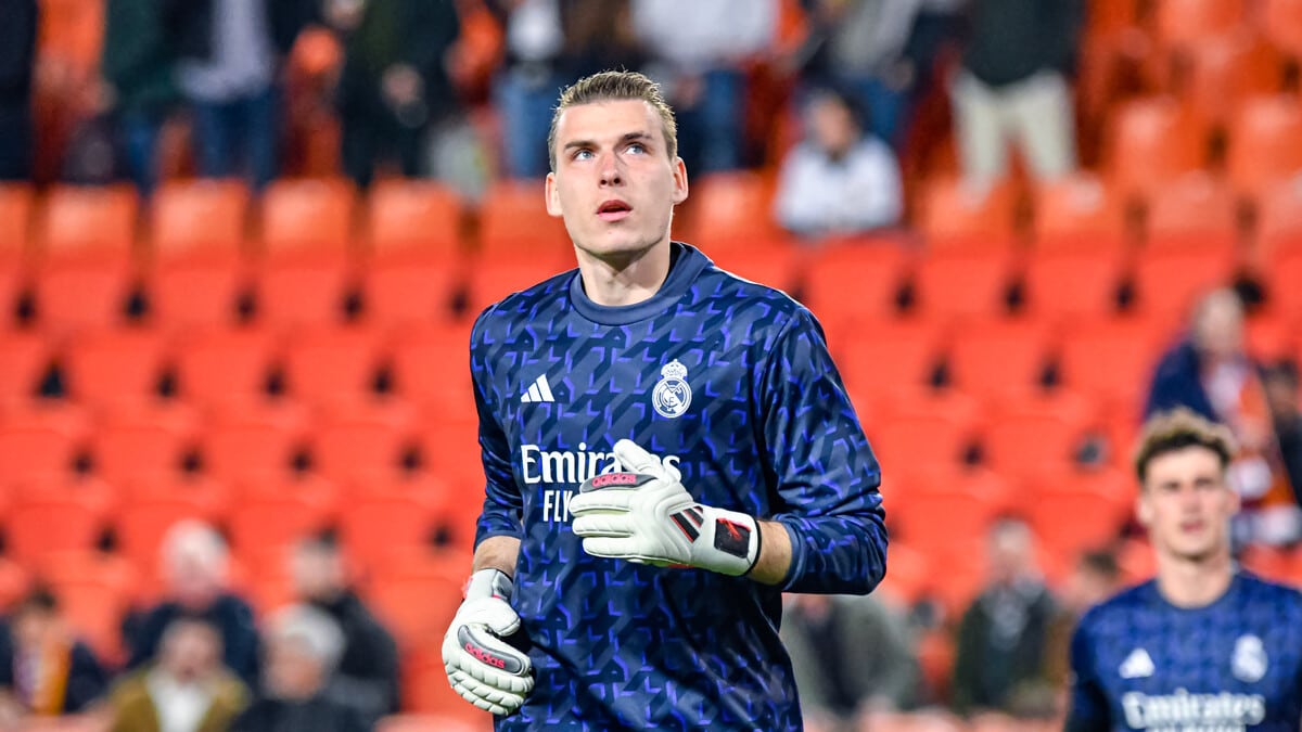 Andriy Lunin con guantes de portero durante un prepartido del Real Madrid, pretendido por el Villarreal para el mercado de invierno