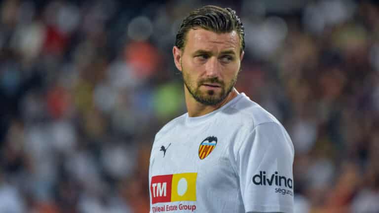 Stole Dimitrievski tiene los días contados en Mestalla. Con pocas posibilidades y descontento por la titularidad de Agirrezabala, el macedonio analiza las ofertas recibidas