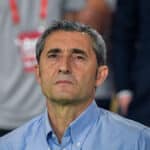 Ernesto Valverde con gesto serio y pensativo durante un entrenamiento en Lezama tras el partido de Copa.