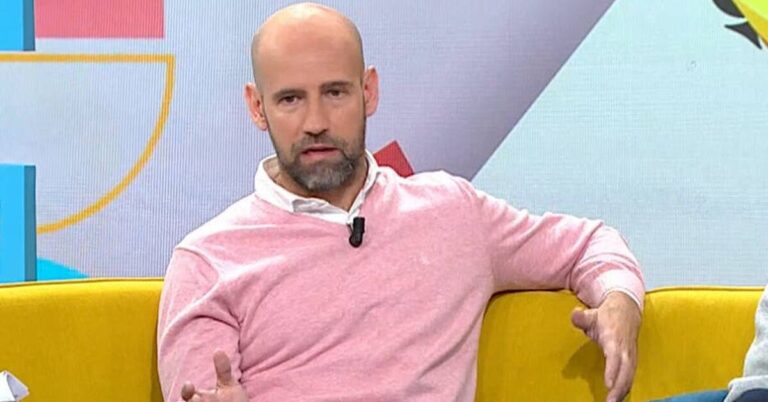 Gonzalo Miró durante una intervención televisiva analizando el arbitraje del partido Atlético de Madrid contra FC Barcelona.