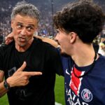 Luis Enrique felicita a Vitinha tras la obtención de la Champions League