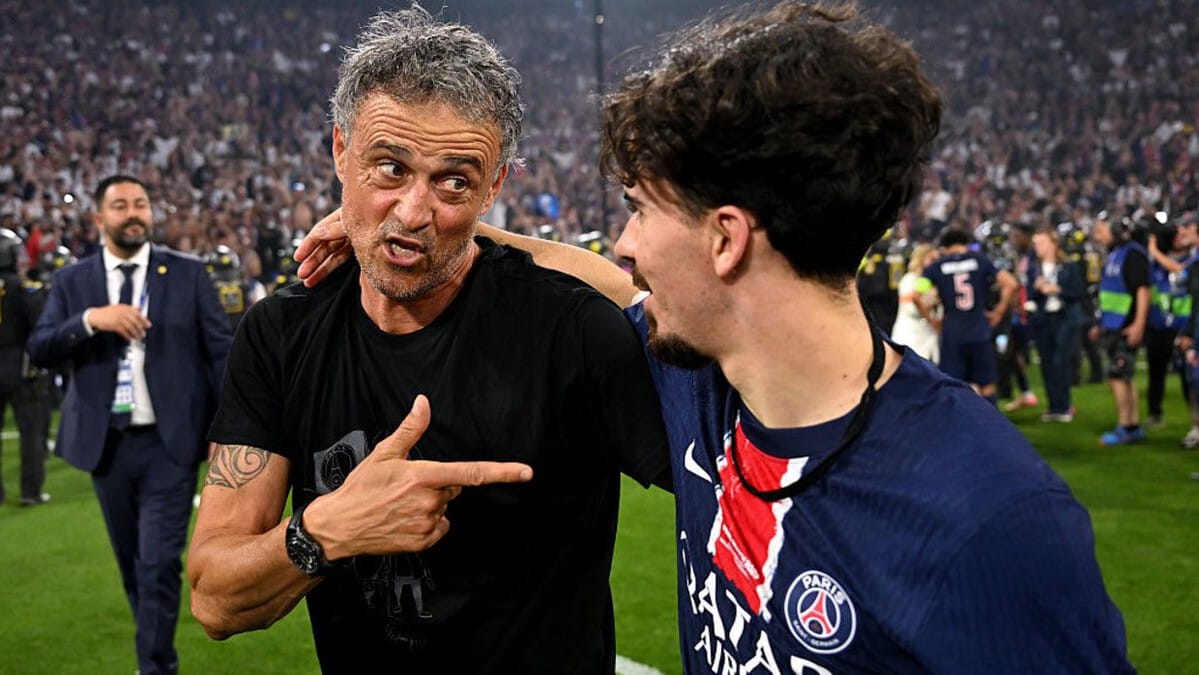 Luis Enrique felicita a Vitinha tras la obtención de la Champions League