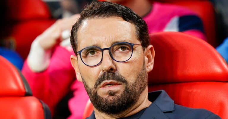 José Bordalás, entrenador del Getafe CF, dando instrucciones tácticas ante los desajustes defensivos.