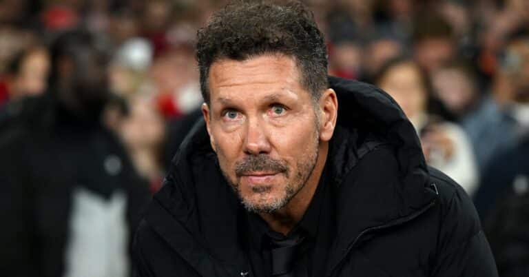 Diego Pablo Simeone con gesto serio durante la rueda de prensa tras el Atlético de Madrid vs Alavés.