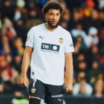 Arnaut Danjuma, jugador del Valencia CF, con gesto de preocupación durante un partido en Mestalla.