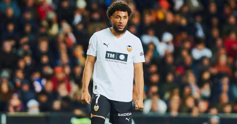 Arnaut Danjuma, jugador del Valencia CF, con gesto de preocupación durante un partido en Mestalla.