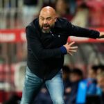 Manolo González dando instrucciones en el área técnica del RCDE Stadium