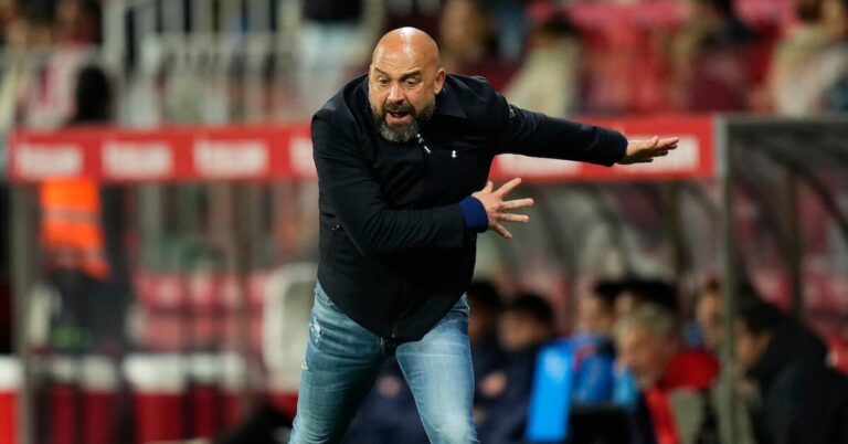 Manolo González dando instrucciones en el área técnica del RCDE Stadium