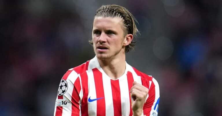 Conor Gallagher con la camiseta del Atlético de Madrid en un partido en el Metropolitano