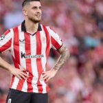 Oihan Sancet, jugador del Athletic Club con la camiseta rojiblanca, con las manos en la cintura y expresión pensativa durante un partido.
