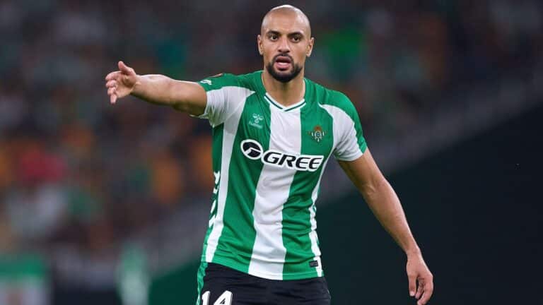 Sofyan Amrabat durante un calentamiento con el Real Betis, implicado en el fichaje de El Karouani