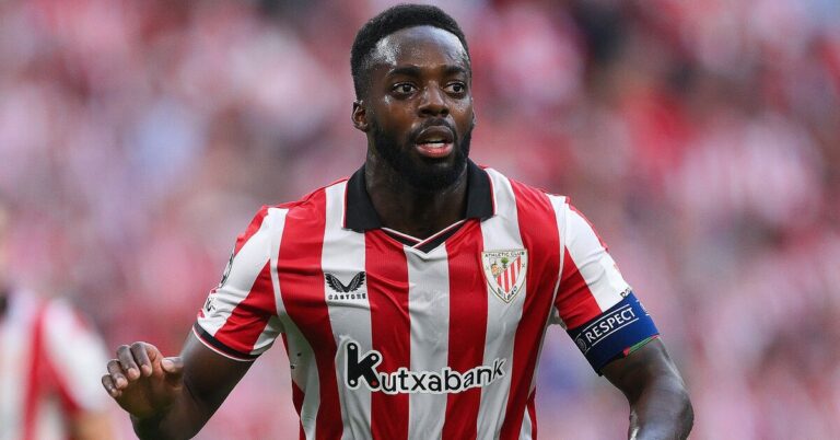 Iñaki Williams atendiendo a los medios de comunicación con el escudo del Athletic Club antes de viajar a Arabia Saudí