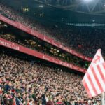 Gradas de San Mamés repletas durante un partido de LaLiga del Athletic Club con ambiente de gala