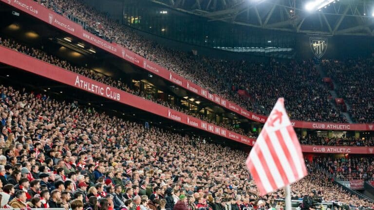 Gradas de San Mamés repletas durante un partido de LaLiga del Athletic Club con ambiente de gala
