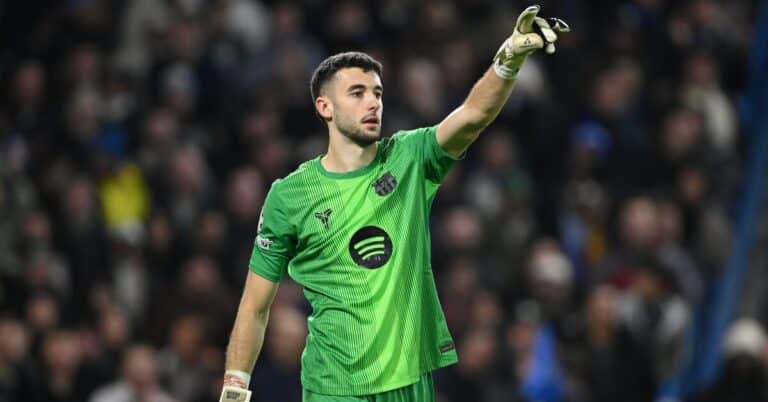 Joan García en medio de un partido del FC Barcelona da instrucciones a sus compañeros