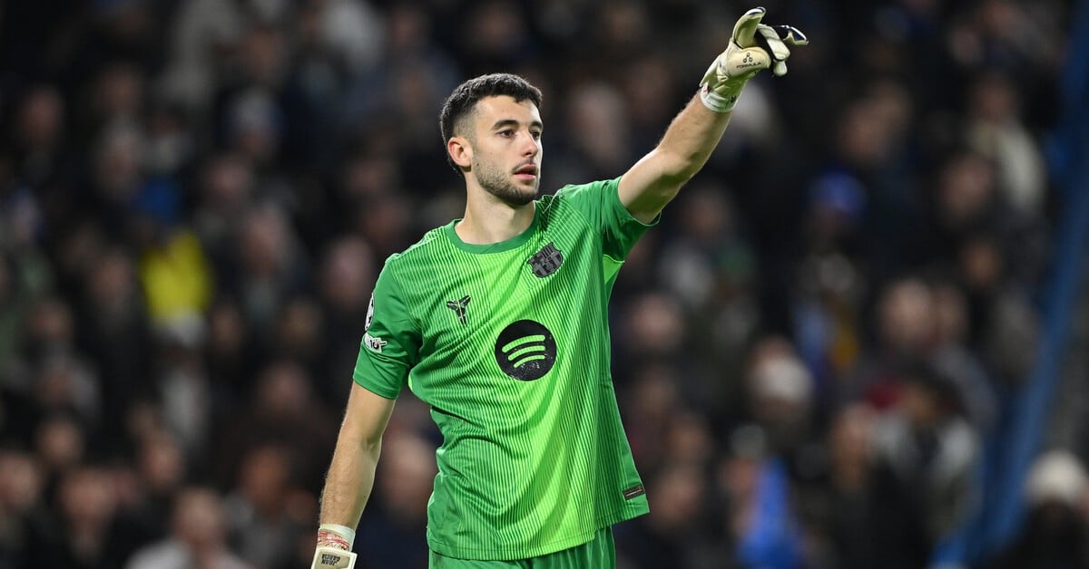 Joan García en medio de un partido del FC Barcelona da instrucciones a sus compañeros