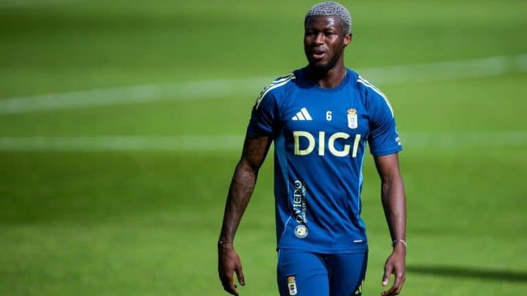 Kwasi Sibo entrenando con el Real Oviedo en medio de versiones sobre una posible salida al fútbol mexicano