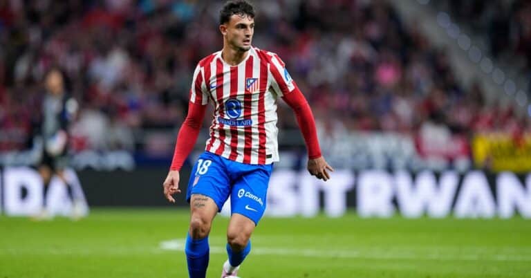 Marc Pubill durante un partido con el Atlético de Madrid, luciendo la equipación rojiblanca.