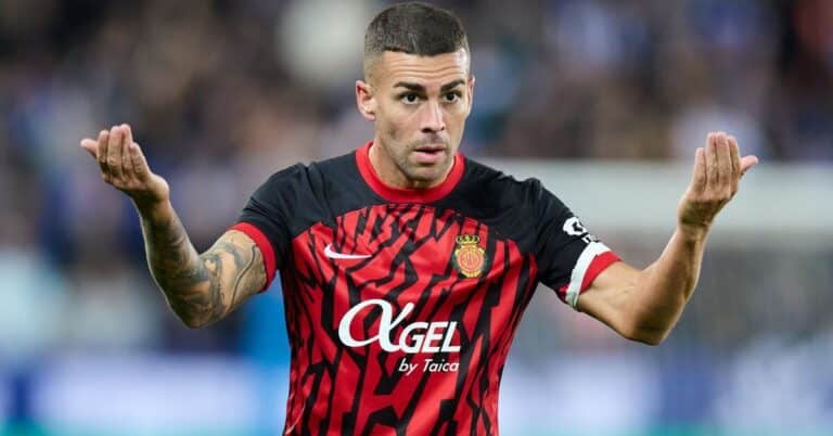 Dani Rodríguez con gesto serio esperando el cierre de su fichaje por el Getafe CF tras salir del Mallorca