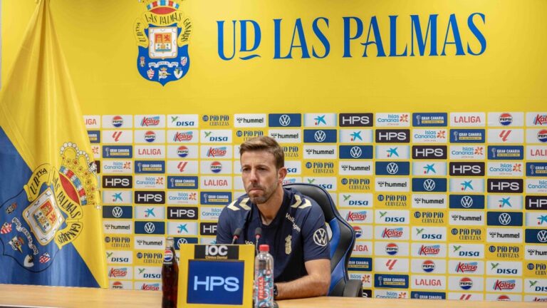 El entrenador de Las Palmas, Luis García, cerró un año impecable en la Hypermotion. Los amarillos permanecen en zona de ascenso y buscan fichajes para soñar con Primera