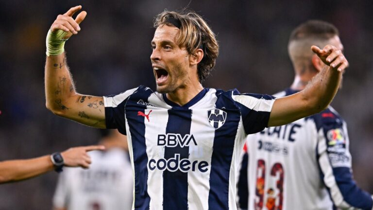 Canales celebra un gol en México