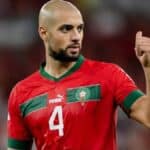 Sofyan Amrabat disputando un balón con la selección de Marruecos ante Mali, tras recuperarse de su supuesta lesión con el Real Betis