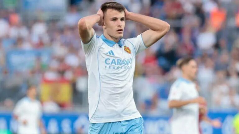 Bazdar se toma la cabeza durante un partido con el Zaragoza. Su futuro está lejos de La Romareda.