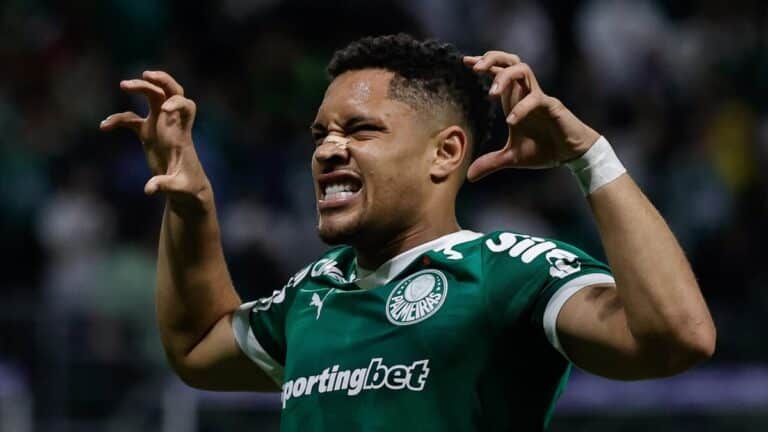 Vitor Roque celebrando un gol con el Palmeiras, pretendido por el Chelsea de la Premier League