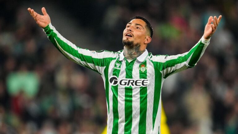 El Chimy Ávila lamenta una ocasión fallada con el Betis. Es pretendido por Boca y Getafe