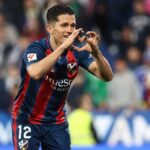 Juanjo Nieto luciendo la camiseta de la SD Huesca en 2024