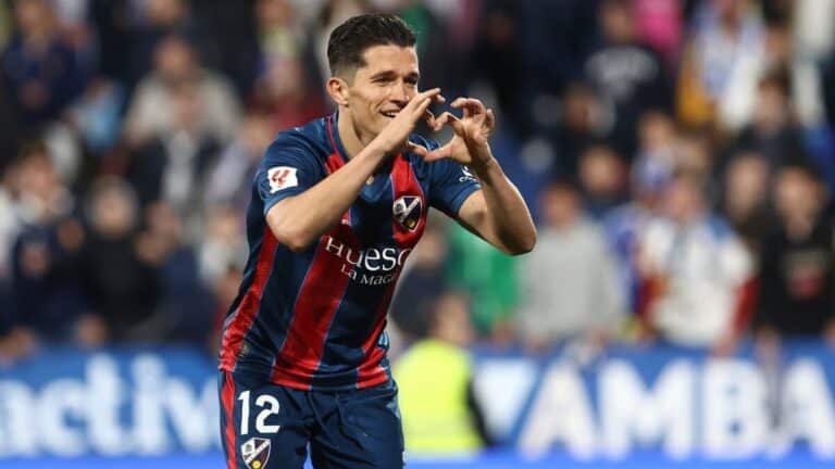 Juanjo Nieto luciendo la camiseta de la SD Huesca en 2024