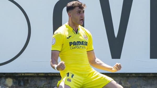 Álex Forés, delantero del Villarreal, celebrando un gol antes de su posible fichaje por el Córdoba CF