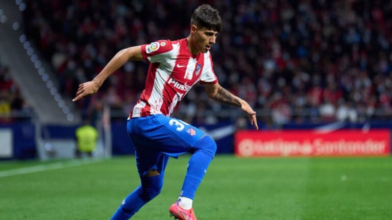 Carlos Martín, nuevo jugador del Rayo Vallecano, durante un partido con el Atlético de Madrid