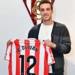 Brian Oliván abandonando el césped de El Molinón cabizbajo tras ver la tarjeta roja ante el Málaga CF.