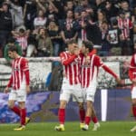 Jugadores del Sporting de Gijón celebrando un gol en El Molinón, con el mercado de fichajes de invierno en el horizonte.