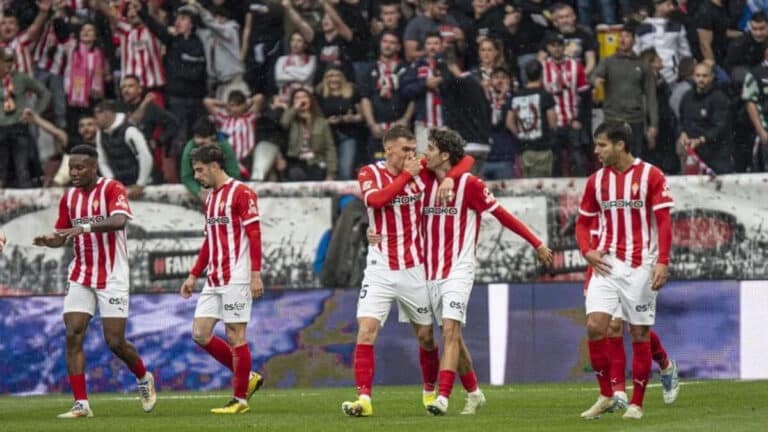 Jugadores del Sporting de Gijón celebrando un gol en El Molinón, con el mercado de fichajes de invierno en el horizonte.