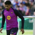 Ronald Araujo saludando a la afición en el entrenamiento a puertas abiertas del FC Barcelona tras su baja por salud mental