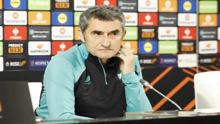 Ernesto Valverde con gesto pensativo durante la rueda de prensa previa a la Copa del Rey.
