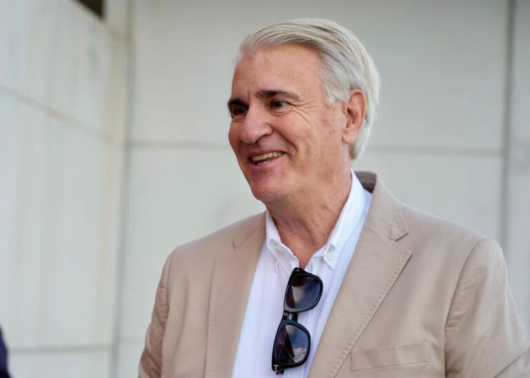Lorenzo Lucca celebrando un gol en la liga italiana junto al escudo del Sevilla FC.