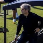 Txema Indias observa un entrenamiento del Zaragoza mientras acelera por los fichajes en el mercado invernal