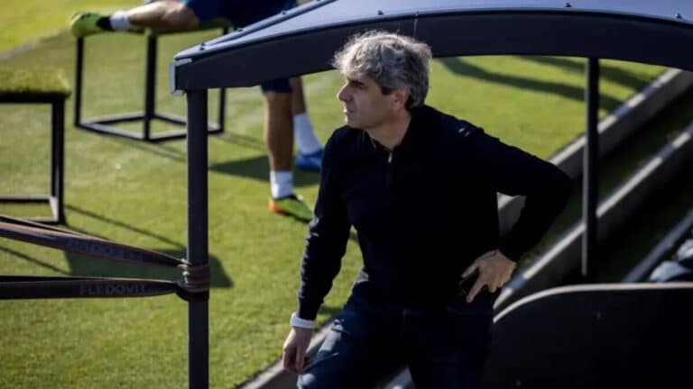 Txema Indias observa un entrenamiento del Zaragoza mientras acelera por los fichajes en el mercado invernal