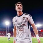 Jon Morcillo con la equipación de la UD Almería junto a gráficos de las altas y bajas del mercado de invierno.